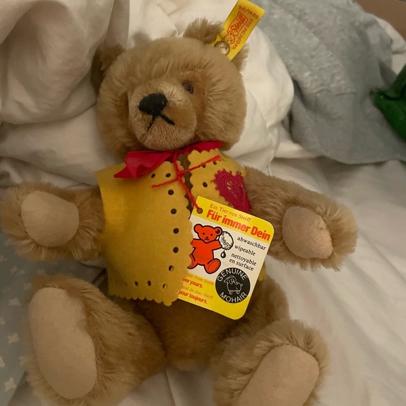 Collectable Steiff Teddy Bear with Yellow Vest
0211/26 valentine or Love Bear - Picture 1 of 7